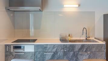 Newly built (Max 19 people) 3LDK (130sqm)/14 beds/swimming pool/BBQ area/parkingfor 2cars/Onna10B/NS | Private kitchen | Full-size fridge, microwave, stovetop, toaster