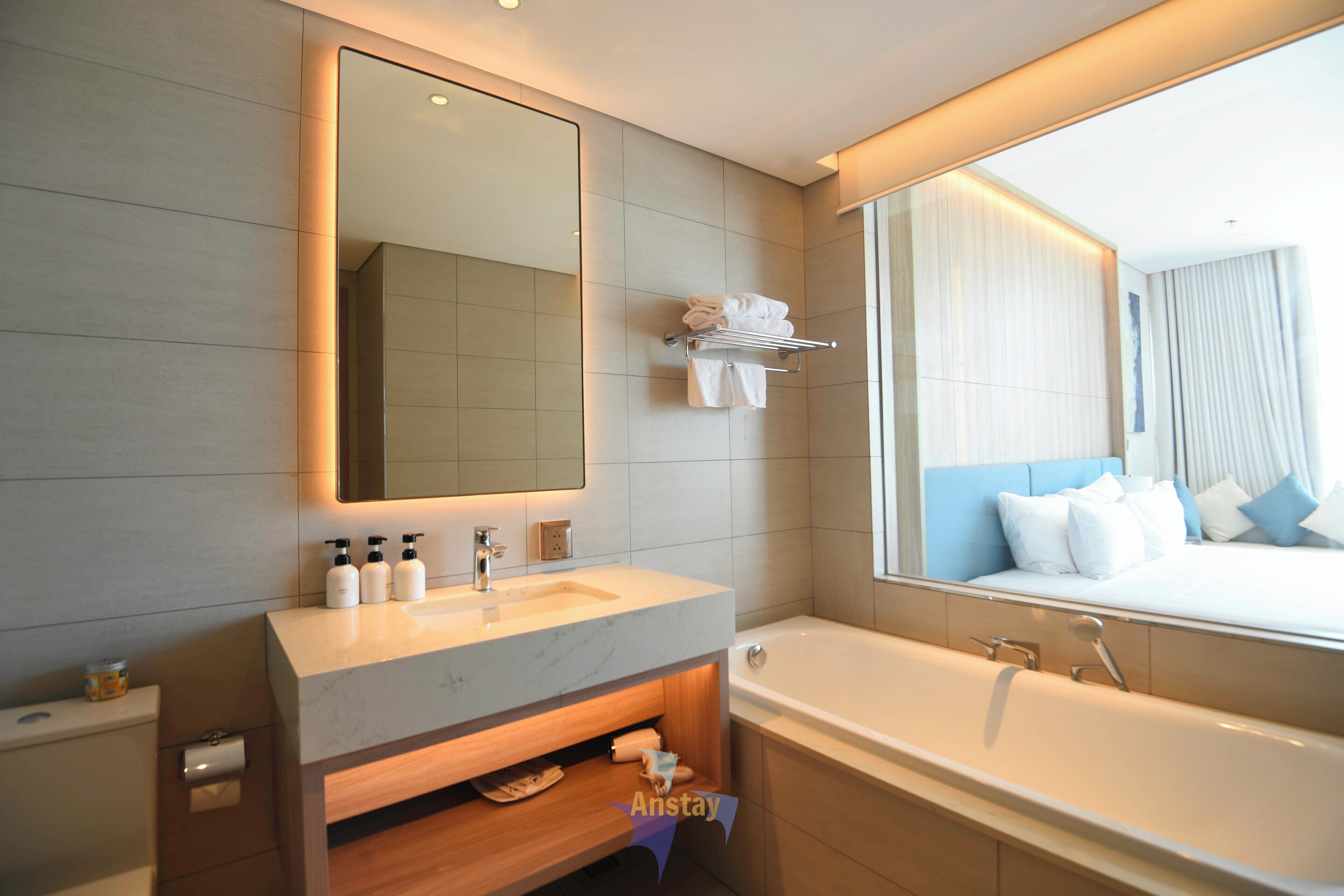 Jetted tub, hair dryer, bidet, towels