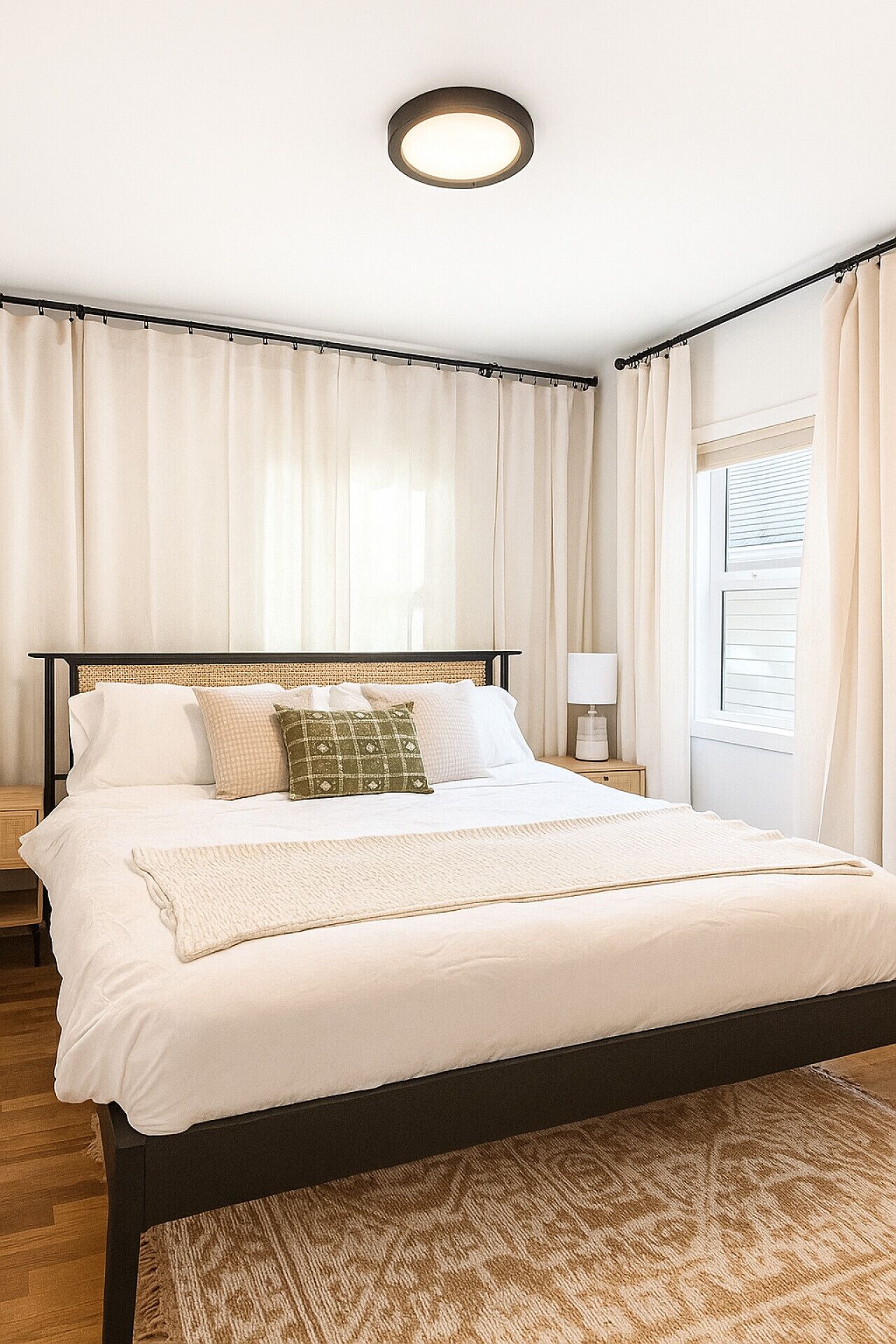 3 間睡房、書桌、熨斗/熨衫板、可攜式嬰兒床