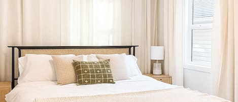 3 slaapkamers, een bureau, een strijkplank/strijkijzer, reisbedje