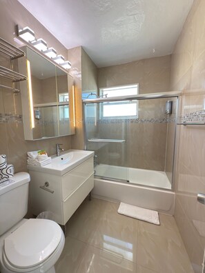 Shower, hair dryer, towels, soap - Nice apartment with AC in sunny Miami Beach (Miami Beach)