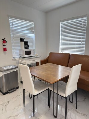 Dining - Nice apartment with AC in sunny Miami Beach (Miami Beach)