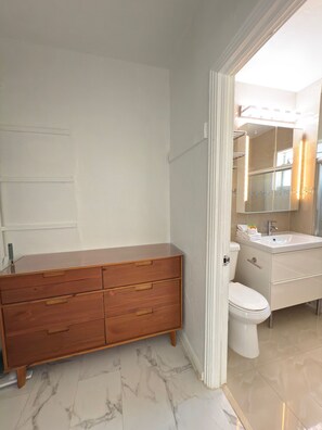 Shower, hair dryer, towels, soap - Nice apartment with AC in sunny Miami Beach (Miami Beach)