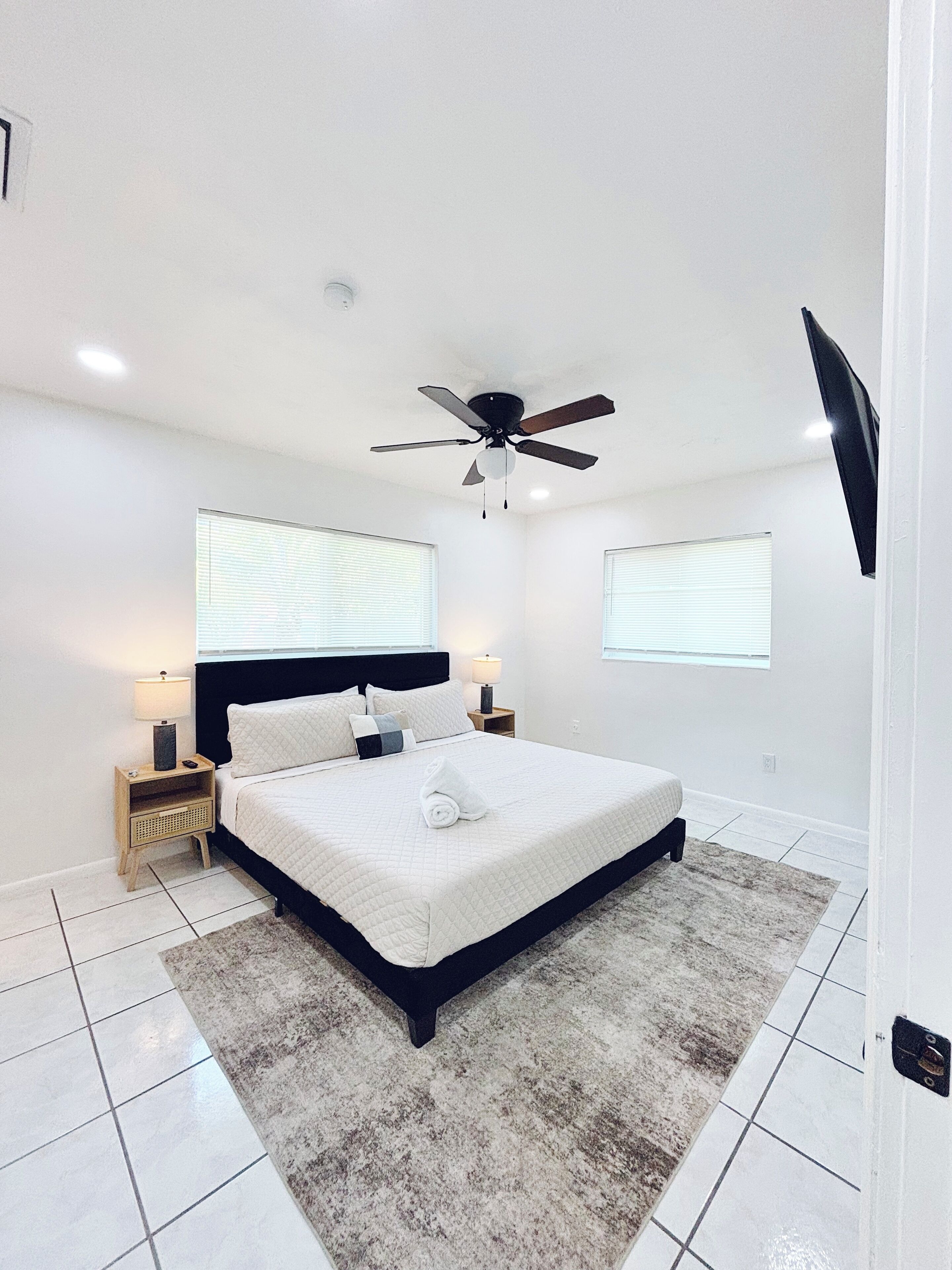 3 bedrooms, iron/ironing board, internet, bed sheets