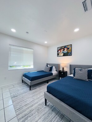 3 slaapkamers, een strijkplank/strijkijzer, internet, beddengoed