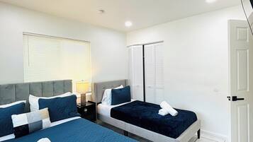 3 sovrum, strykjÀrn/strykbrÀda, internet och sÀngklÀder