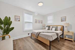 1 bedroom, travel cot, WiFi, bed sheets - Affordable & Private Studio (Pensacola)