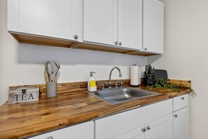 Fridge, microwave, stovetop, coffee/tea maker - Affordable & Private Studio (Pensacola)