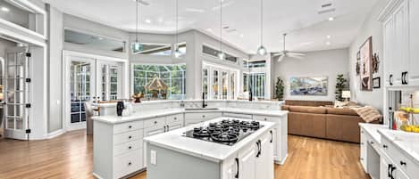 冷蔵庫、電子レンジ、オーブン、コンロ