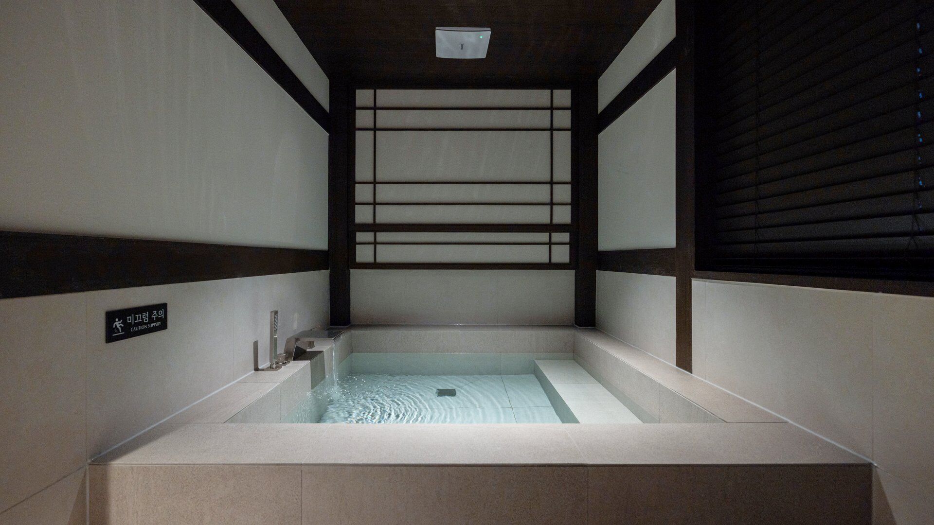 Private spa tub