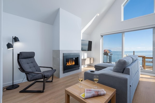 Smart TV, fireplace