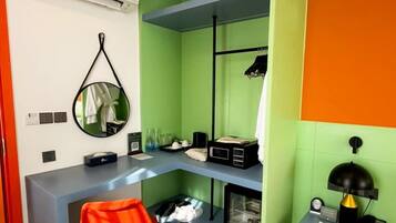 Minibar, caja de seguridad en la habitación y escritorio