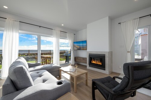 Panorama 1249: Fireplace & St. Lawrence Views