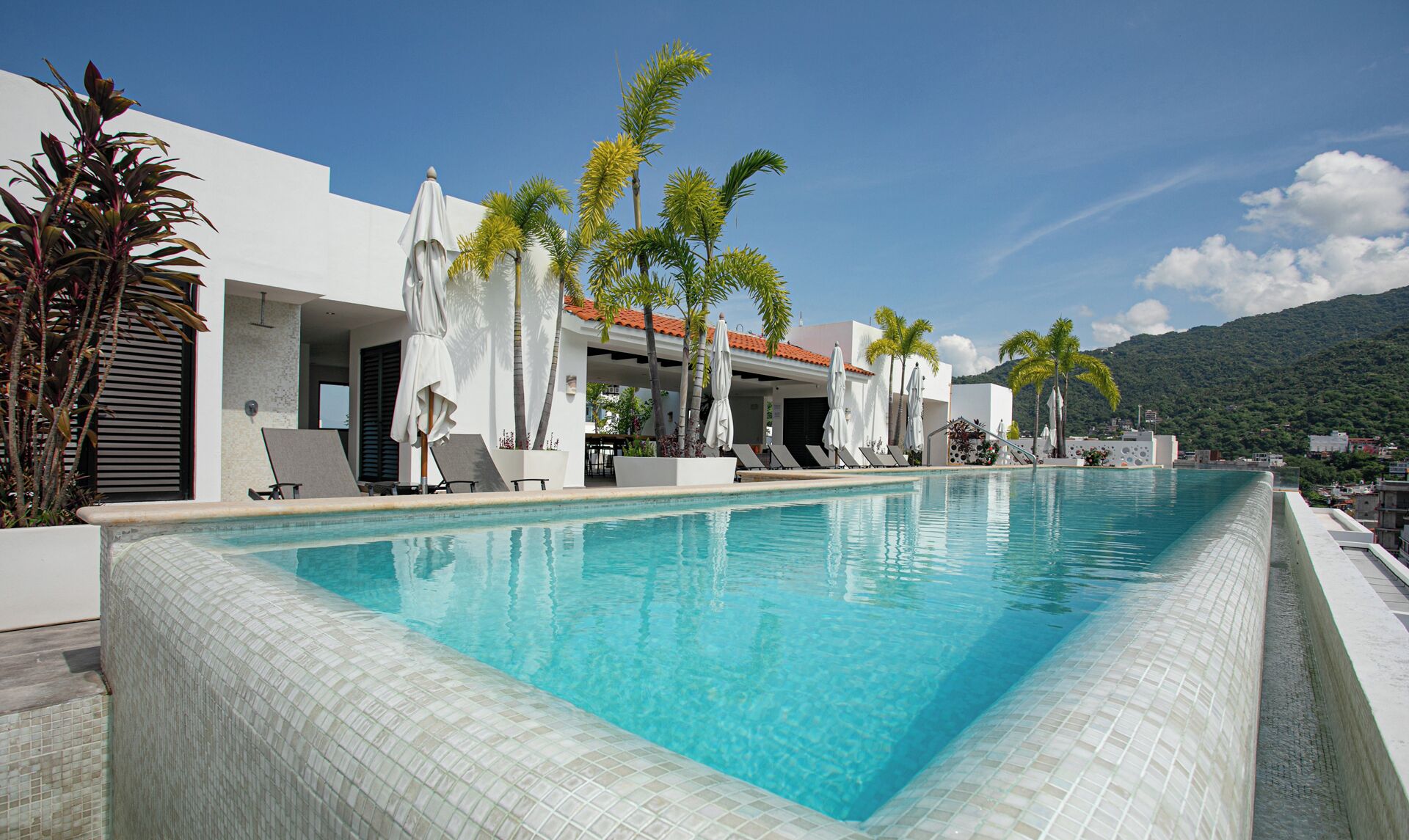 Alberca al aire libre y alberca climatizada