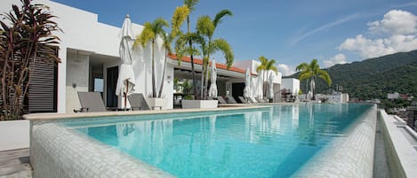 Alberca al aire libre y alberca climatizada