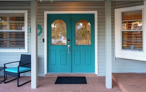 Exterior detail - Palm Paradise Pool/firepit/4bdrs 3bths private peaceful oasis w/outdoor shower (Palm Harbor)