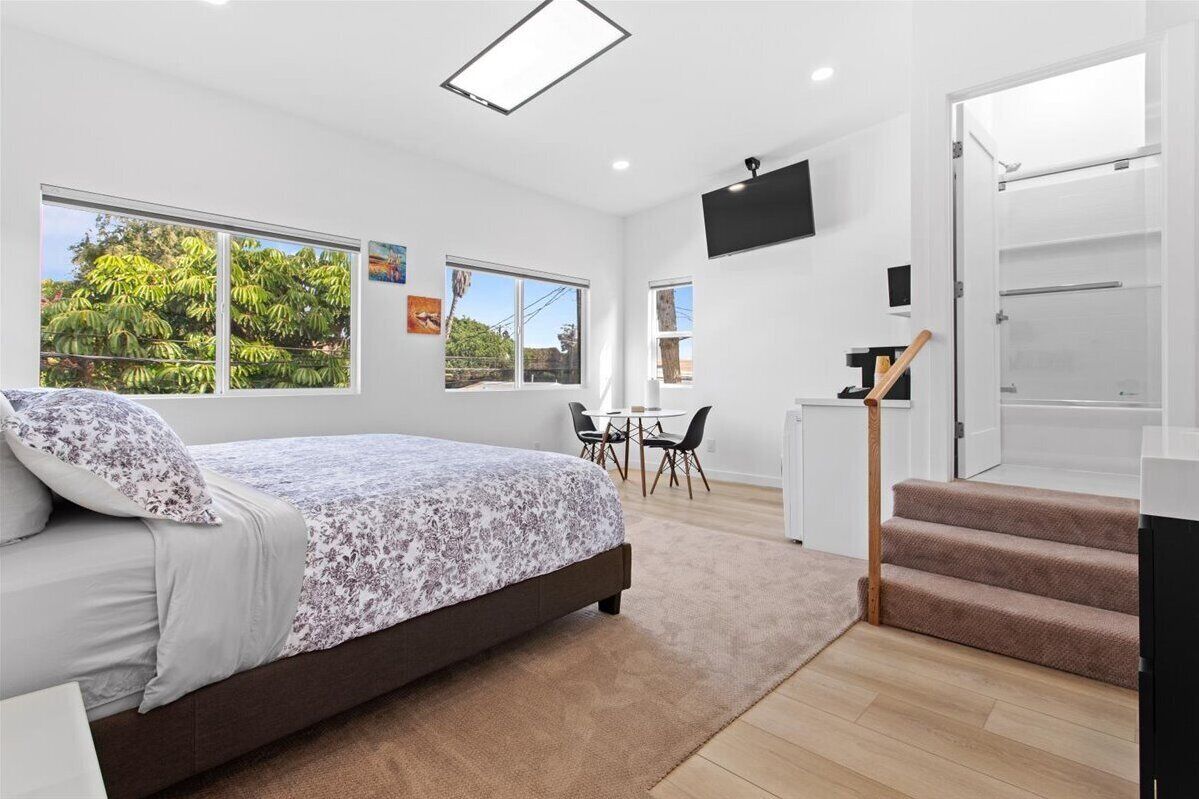 1 habitación, tabla de planchar con plancha y ropa de cama 