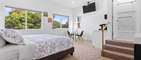 1 habitación, tabla de planchar con plancha y ropa de cama