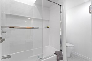 Serviettes fournies, savon, papier toilette