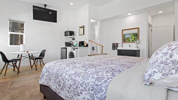 1 sovrum, strykjärn/strykbräda och sängkläder