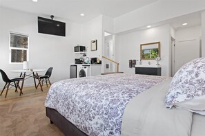 1 chambre, fer et planche à repasser, draps fournis