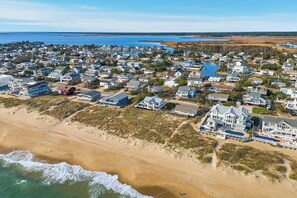 On the beach - Anthem of the Sun | Oceanfront | Private Pool and Hot Tub (Virginia Beach)