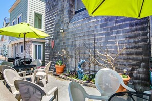 Outdoor dining - Charming 6BR Coastal Escape with Oceanview Patio, Steps from the Sand! (Newport Beach)