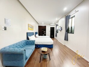 مكتب ومساحة عمل للكمبيوتر المحمول وستائر تعتيم ومكواة/لوح كي