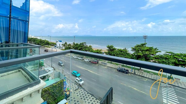 A view from a high-rise building overlooking a beach with a clear sky. - Phuong Hoang Hotel  (Ho Chi Minh City)