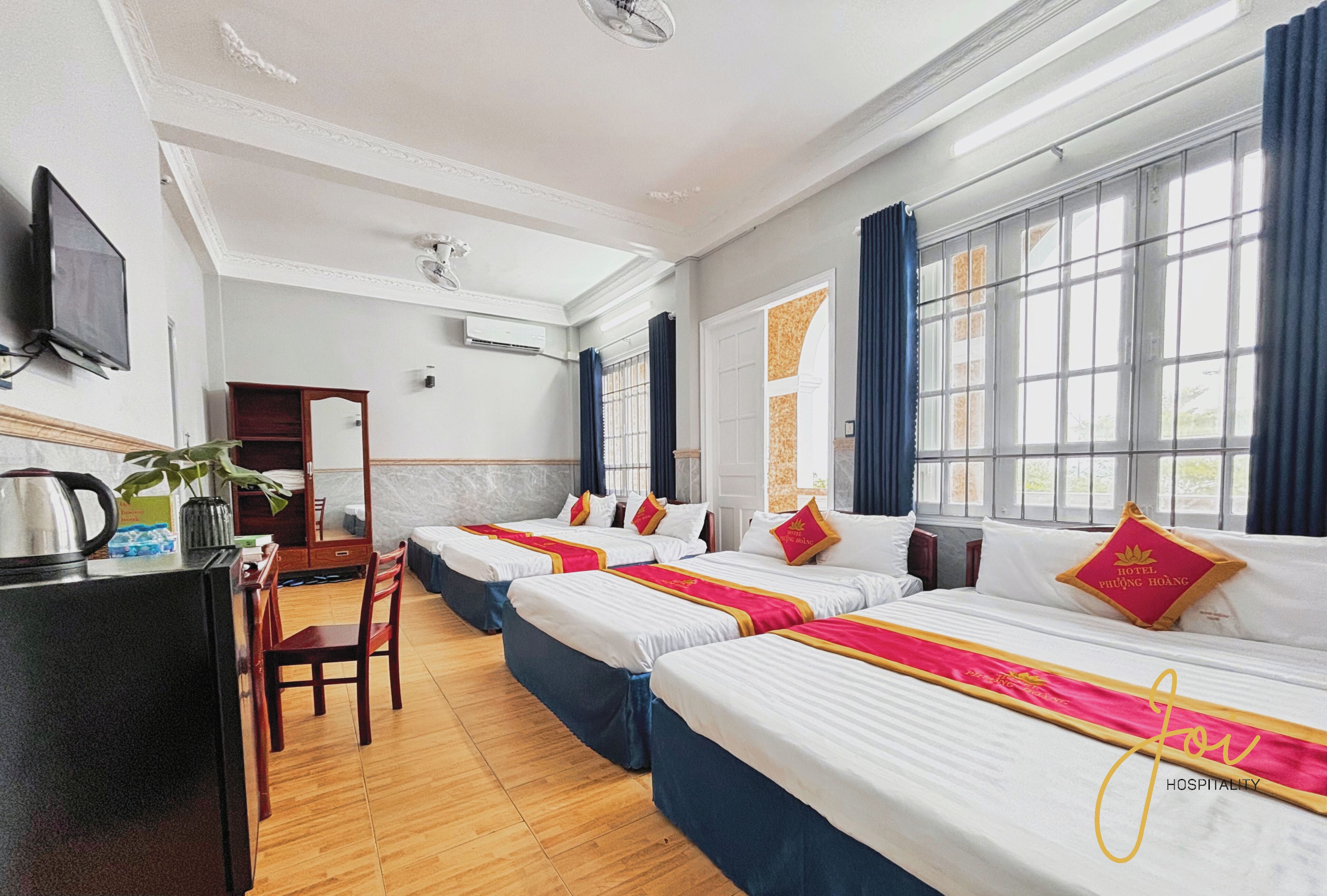 Phòng 4 dành cho gia đình, ban công, quang cảnh bãi biển | Phòng tắm | Buồng tắm vòi sen, máy sấy tóc, dép đi trong nhà, khăn tắm 