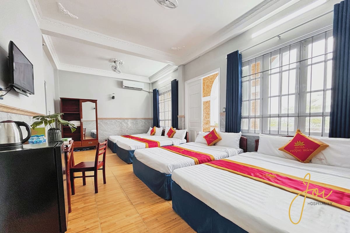 Familie vierpersoonskamer, balkon, uitzicht op het strand | Badkamer | Een douche, een haardroger, pantoffels, handdoeken