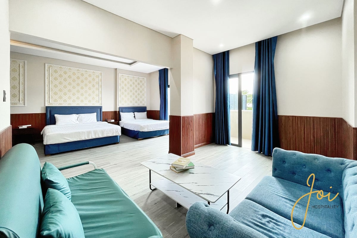 مكتب ومساحة عمل للكمبيوتر المحمول وستائر تعتيم ومكواة/لوح كي