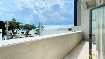 Habitación familiar, balcón, vista a la playa | Vista a la playa o el mar