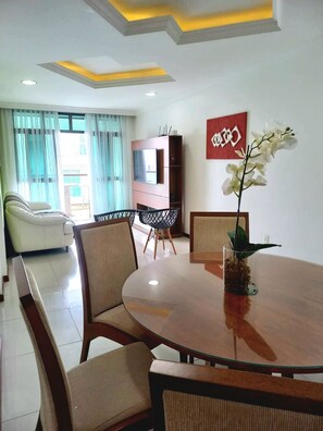 Interior - Duplex penthouse 50m from Praia do Forte beach with rooftop pool (2 parking spaces) (Cabo Frio)
