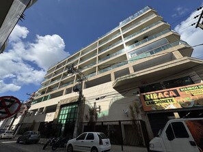 Exterior - Duplex penthouse 50m from Praia do Forte beach with rooftop pool (2 parking spaces) (Cabo Frio)