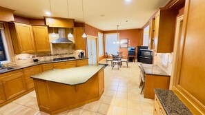 Microwave, oven, stovetop, dishwasher - Luxury Home (Surrey)