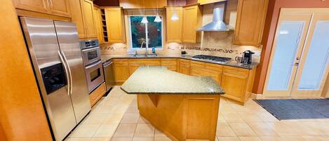 Een microgolfoven, een oven, een kookplaat, een vaatwasser