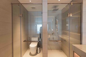 Baignoire à jets, sèche-cheveux, bidet, serviettes fournies