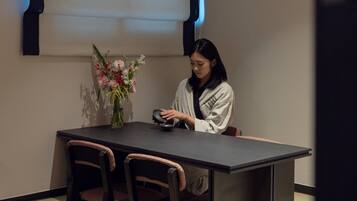 Signature | ์ฑ
์, ๋
ธํธ๋ถ ์์
๊ณต๊ฐ, ๋ฌด๋ฃ WiFi