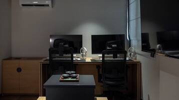 2PC | Desk, laptop workspace, free WiFi