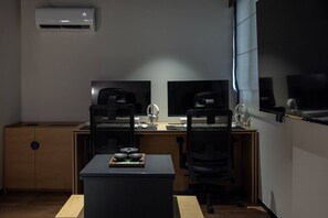 Desk, laptop workspace, free WiFi