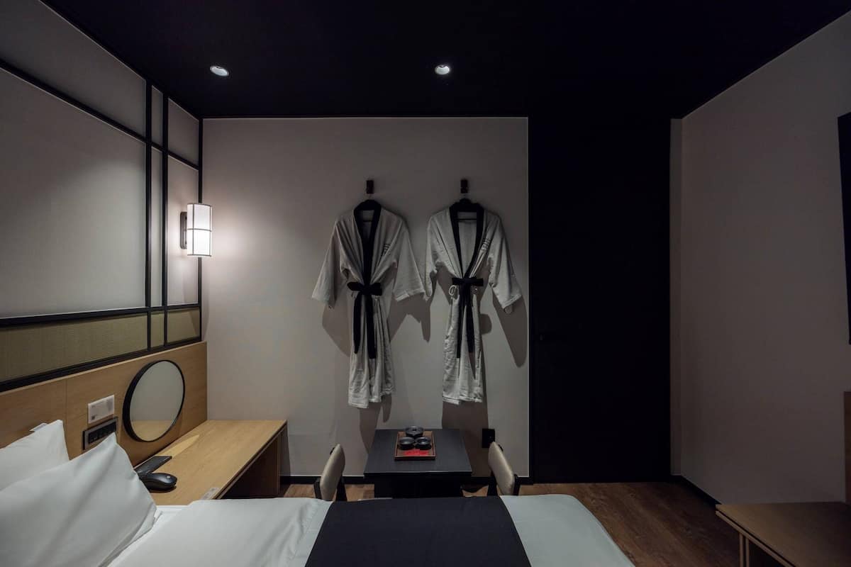 standard | Desk, laptop workspace, free WiFi, bed sheets