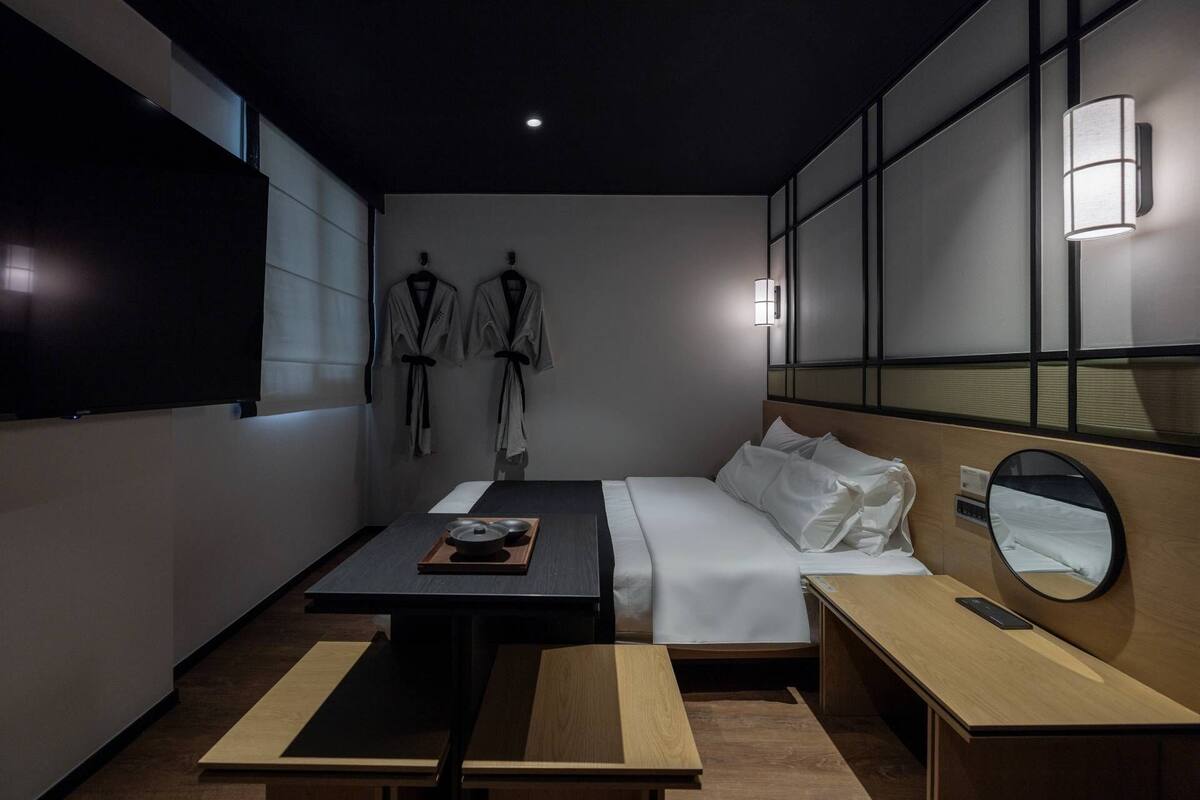 2PC | Escritorio, espacio para trabajar con laptop y wifi gratis