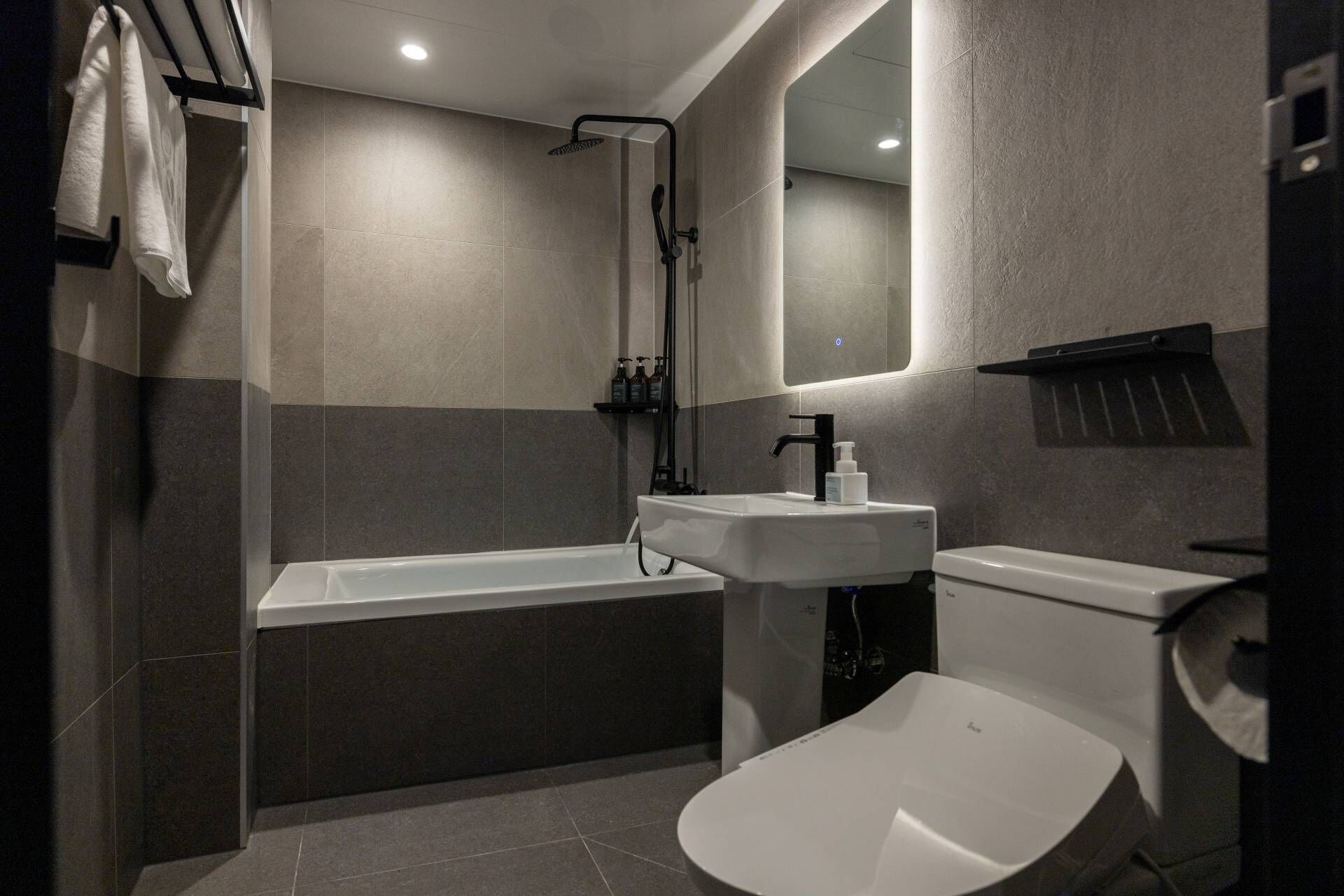 Movie | Baño | Artículos de higiene personal gratuitos, secador de pelo y albornoces