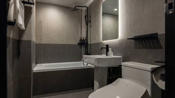Movie | Baño | Artículos de higiene personal gratuitos, secador de pelo y albornoces