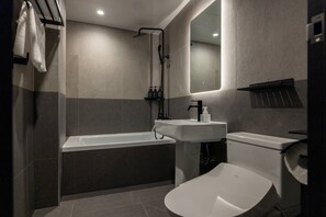 Movie | Baño | Amenidades de baño gratuitas, secadora de cabello, batas, pantuflas 