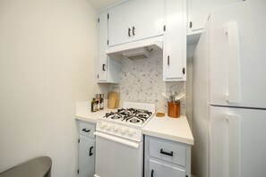 Fridge, oven, stovetop, dishwasher - The Nest Manhattan Beach, Partial Ocean View (Manhattan Beach)