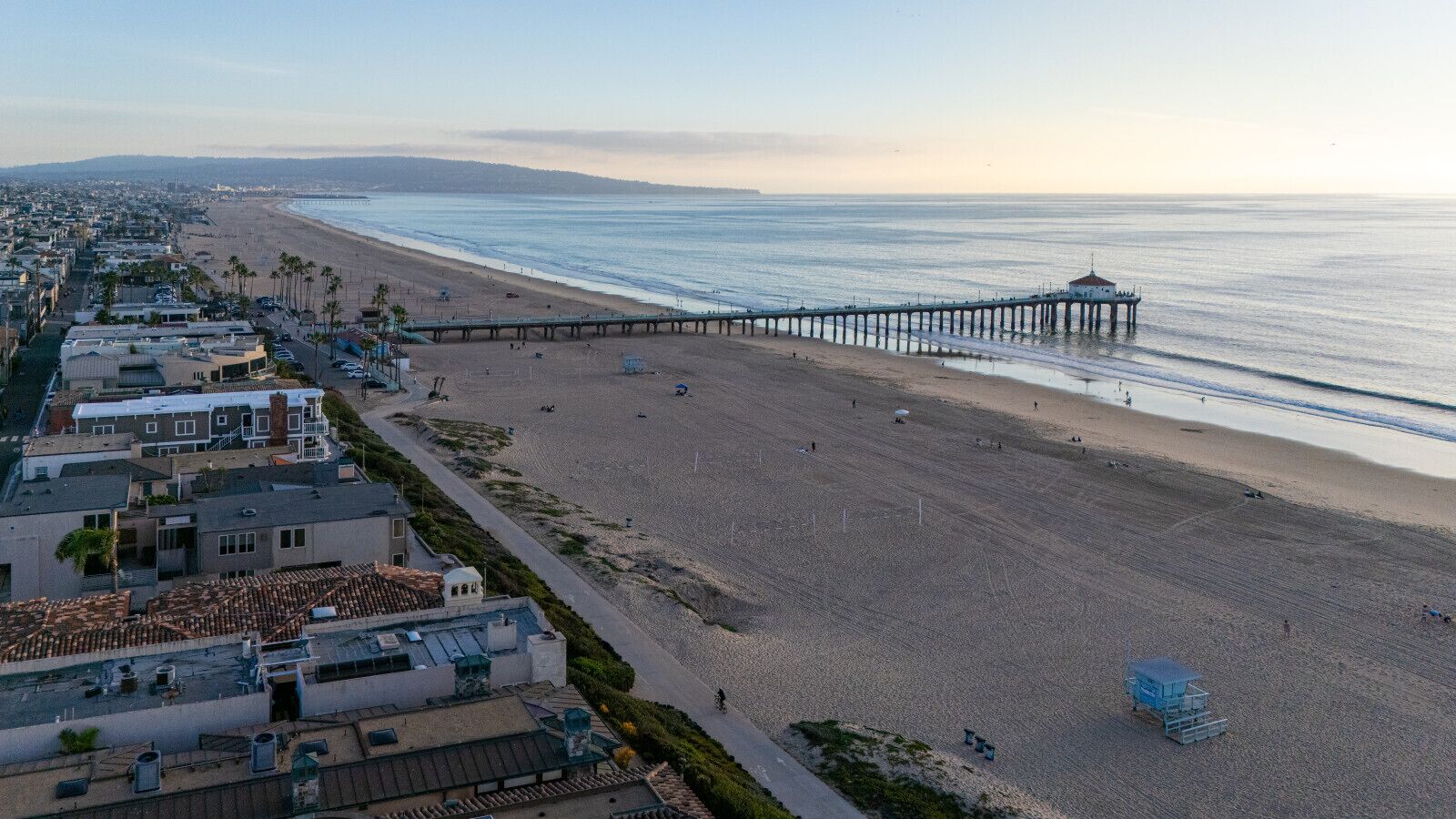 Beach nearby, sun-loungers, beach towels