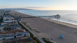 Playa en los alrededores, camastros y toallas de playa 