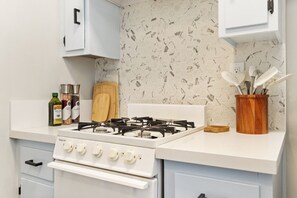 Fridge, oven, stovetop, dishwasher